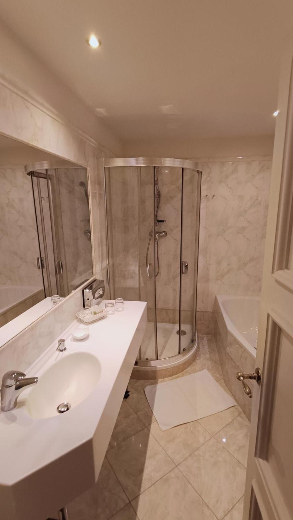 Hotel Embassy Karlovy Vary Luaran gambar