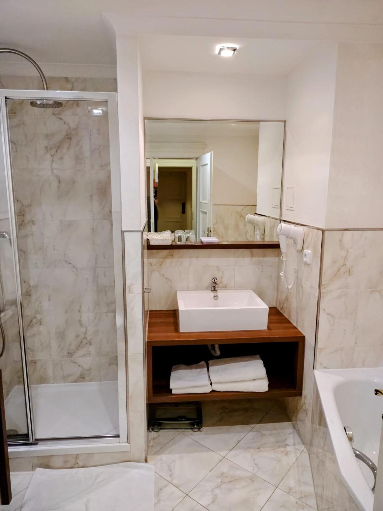 Hotel Embassy Karlovy Vary Luaran gambar